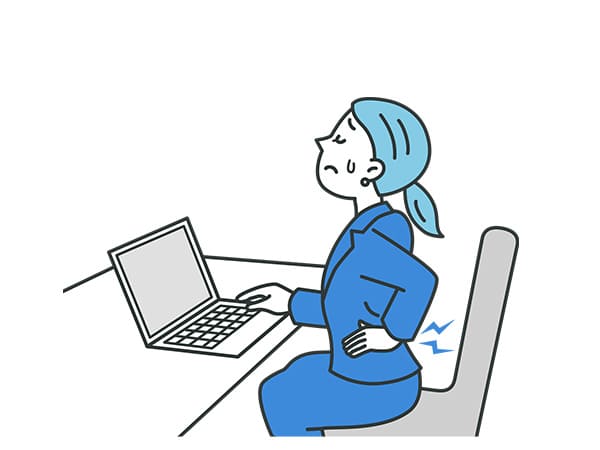 腰が痛むデスクワークの女性